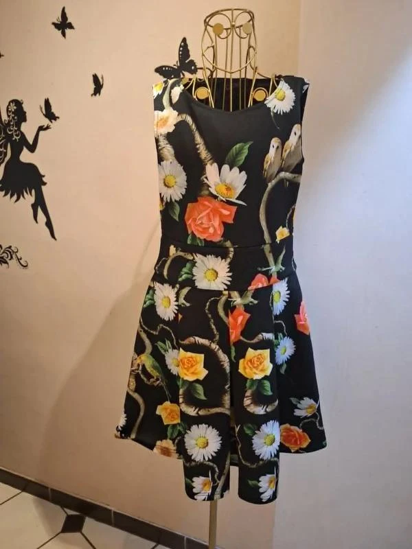 Robe courte noire imprimée